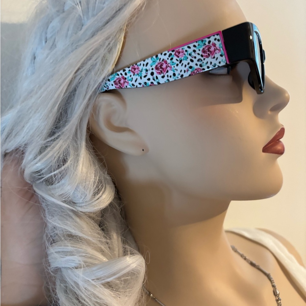 NWT Betsey Johnson Modern Rectangular Sunglasses - Picture 3 of 5